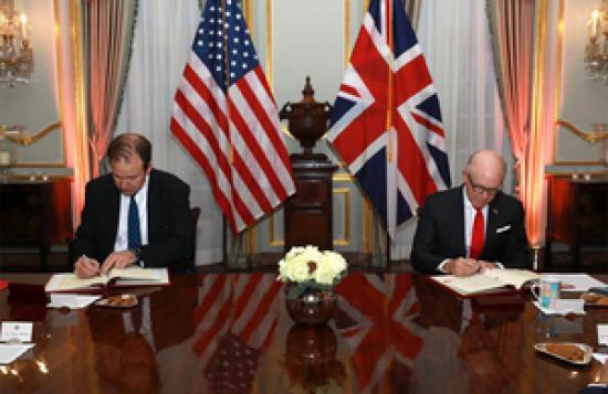 Photograph of UK and US sign Customs agreement to ensure continued smooth trade