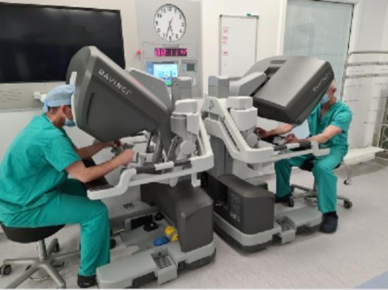 Photograph of First robotic surgery takes place at Raigmore 