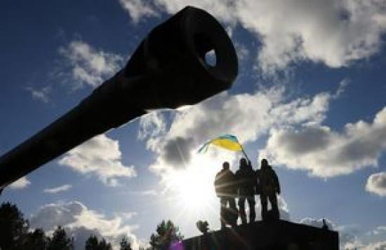 Photograph of Ukrainian Soldiers Continue Training On Challenger 2 Tanks